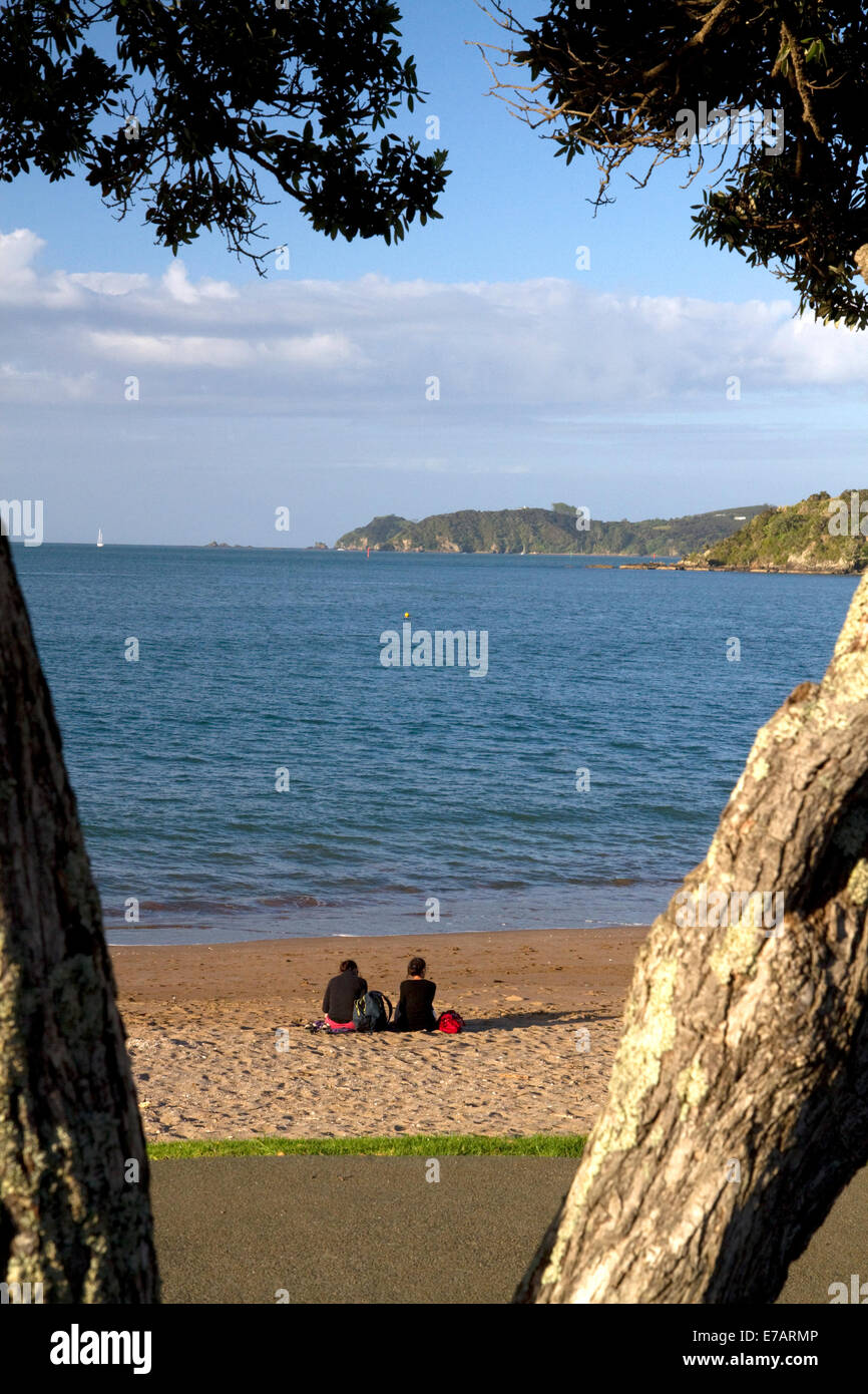 La gente sulla spiaggia di Baia delle Isole nella cittadina di Paihia, Isola del nord, Nuova Zelanda. Foto Stock