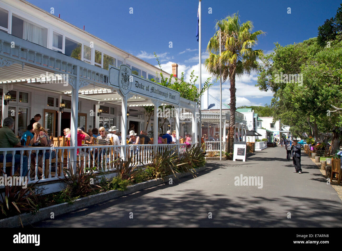 Il Patio a pranzare in un ristorante in città sul lungomare di Russell sulla Baia delle Isole, Isola del nord, Nuova Zelanda. Foto Stock