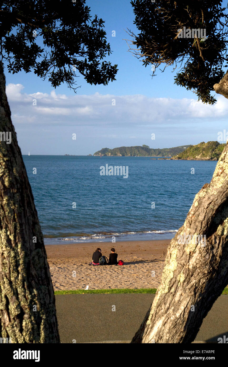 La gente sulla spiaggia di Baia delle Isole nella cittadina di Paihia, Isola del nord, Nuova Zelanda. Foto Stock