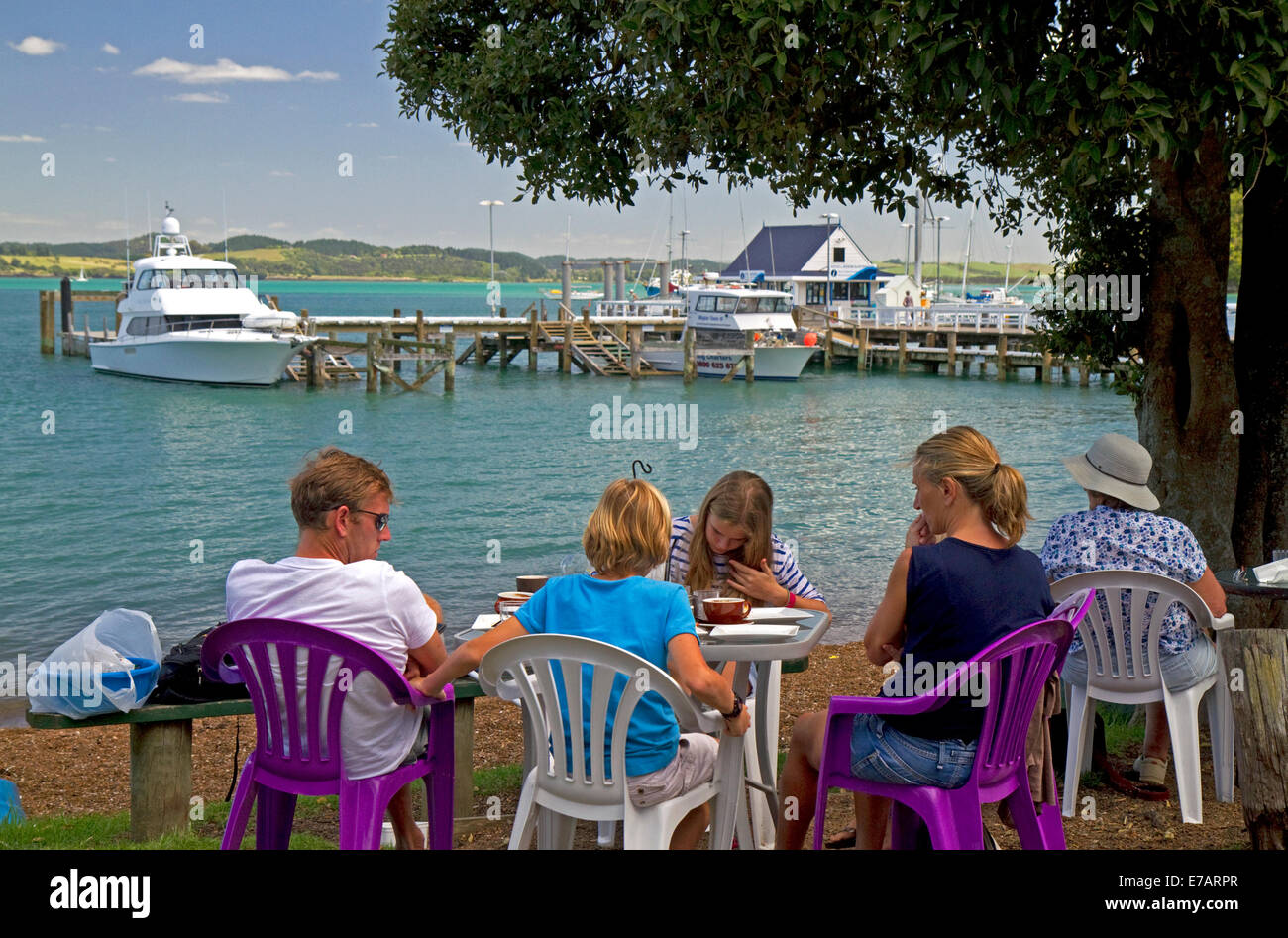 Persone mangiare all'aperto nella città sul lungomare di Russell sulla Baia delle Isole, Isola del nord, Nuova Zelanda. Foto Stock