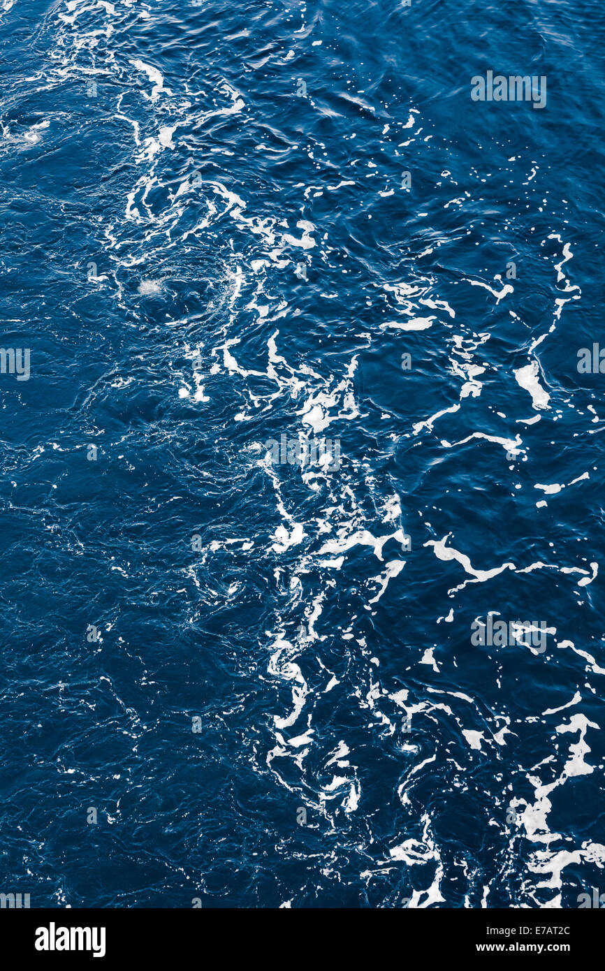 Una nave di scia in gola, un canale stretto tra di Adelaide isola e la costa occidentale di Graham Land, Antartide Foto Stock