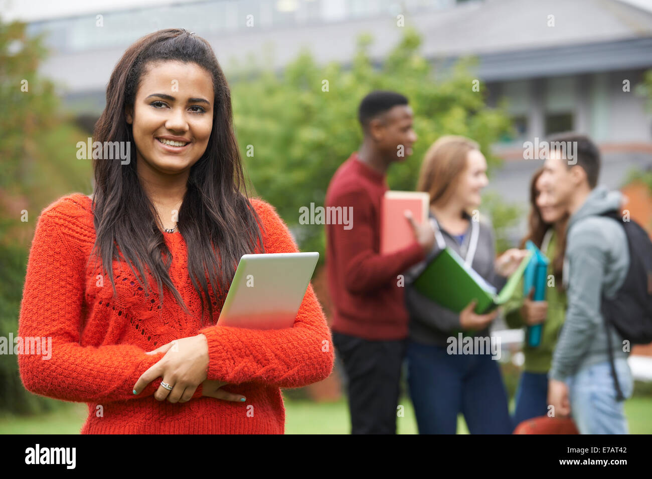 Ritratto di gruppo di studenti al di fuori del college Building Foto Stock
