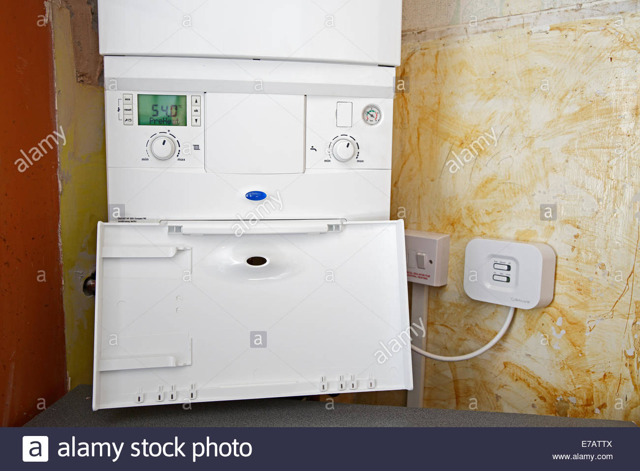 Appena installato Combi Gas caldaia con sensore wireless per termostato ambiente Foto Stock