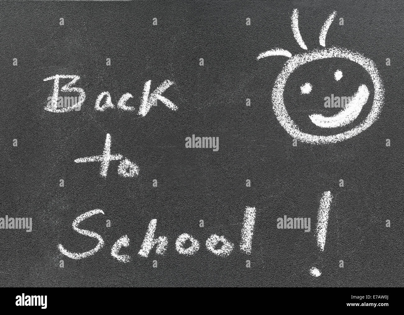 Si torna a scuola scritto in un bordo nero dal bianco gesso Foto Stock