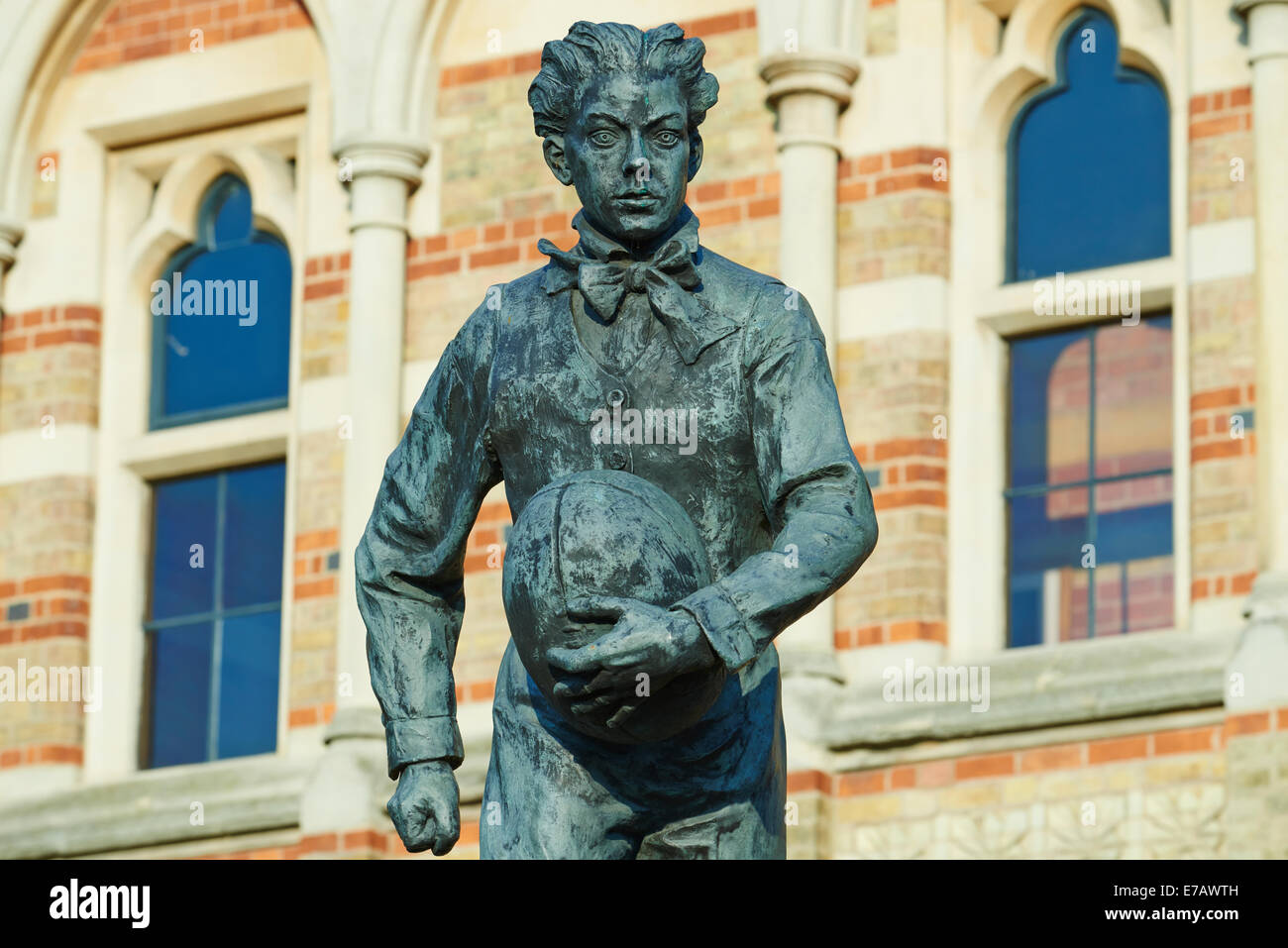 Statua di William Webb Ellis dallo scultore Graham Ibbeson al di fuori della scuola di Rugby Foto Stock