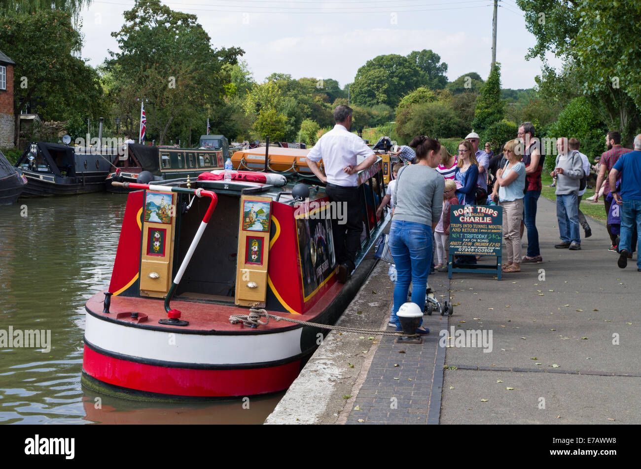 Le persone in coda per un viaggio su una piccola imbarcazione, Stoke Bruerne, REGNO UNITO Foto Stock