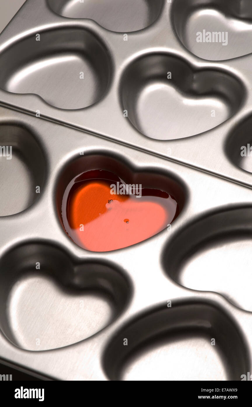 Muffin vassoio di stagno in forma di cuori Foto Stock