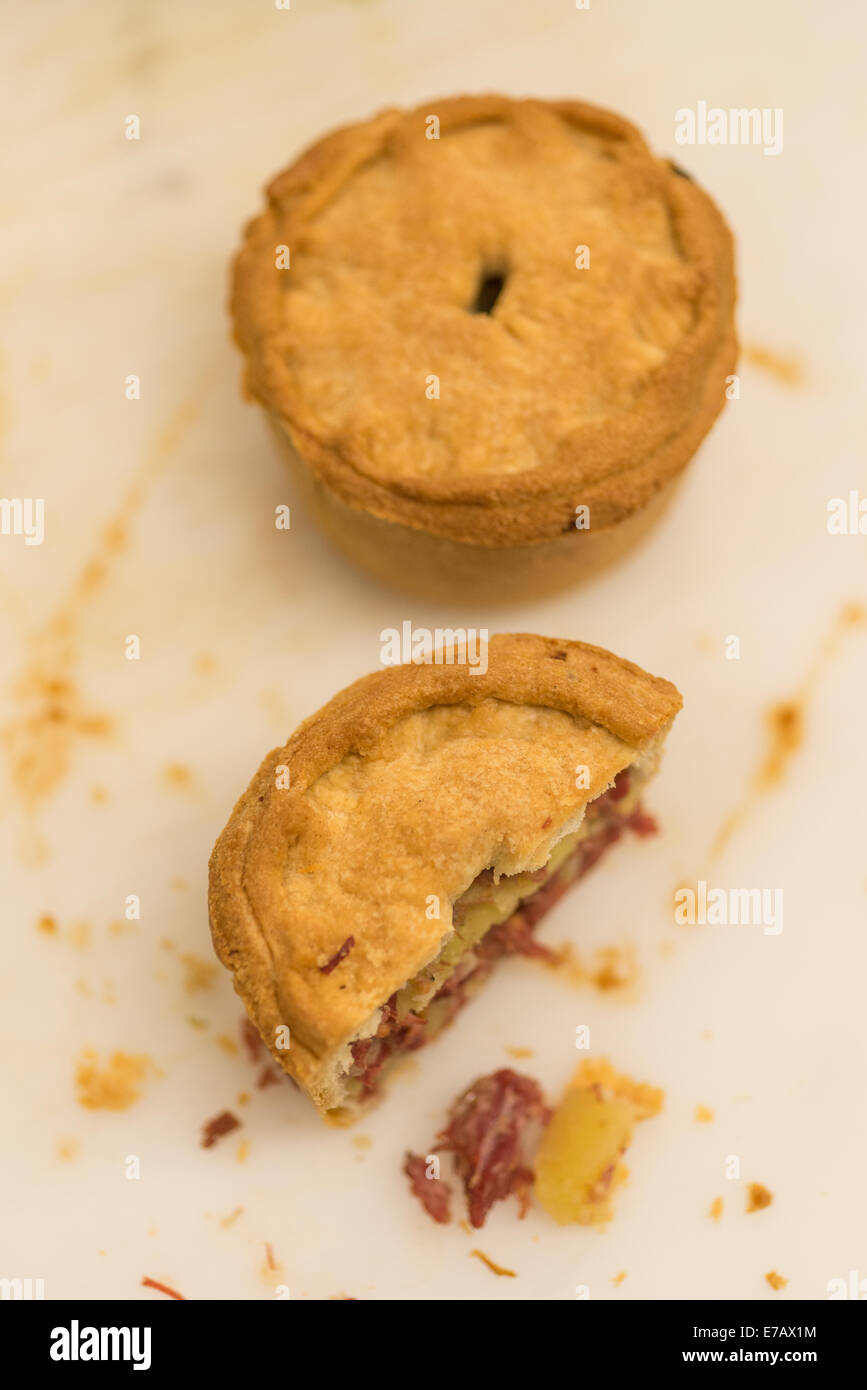 TORTA, maiale, torta, torta di carne, manzo corned, fatto in casa, macro Foto Stock