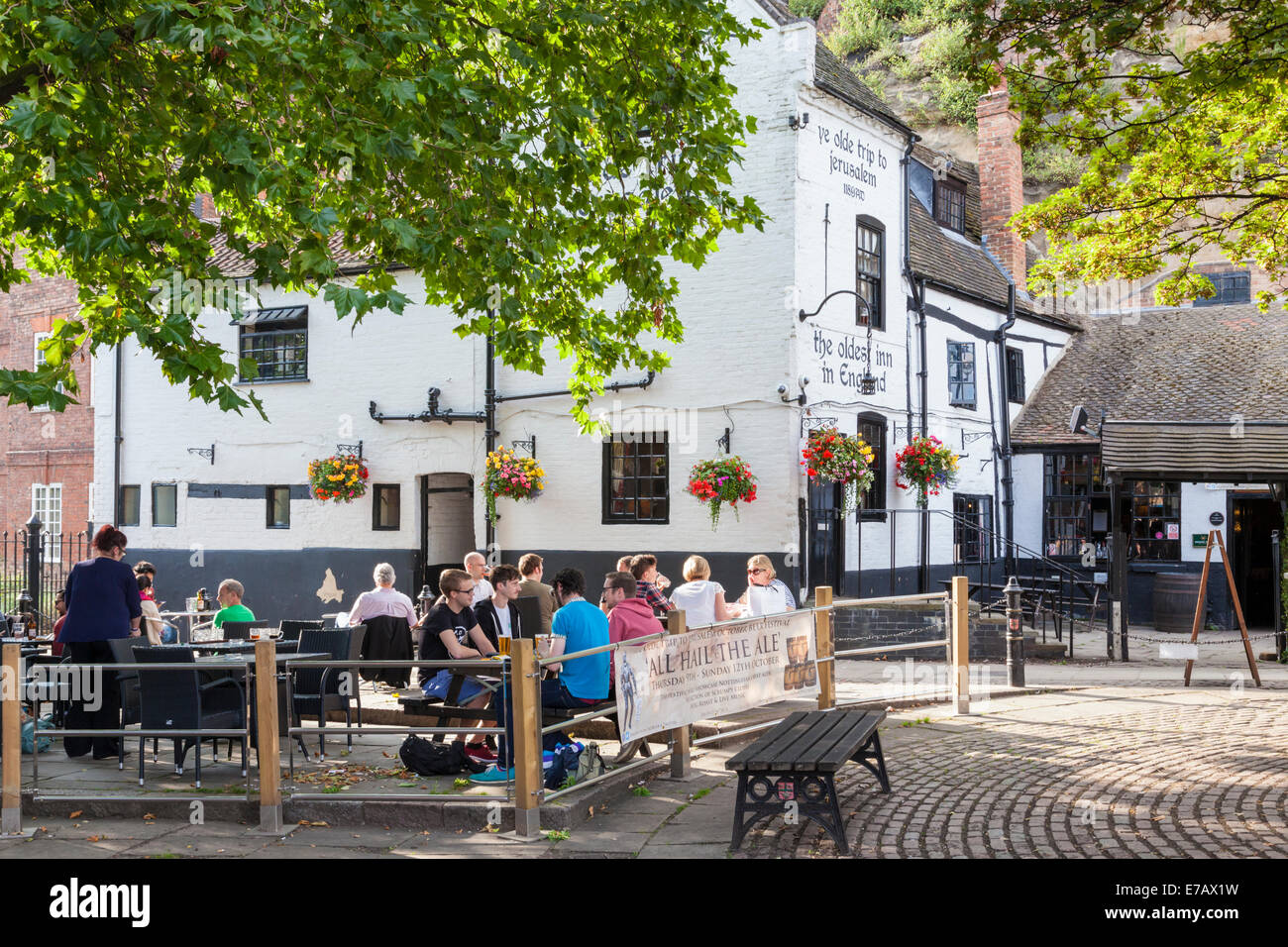 Persone bere fuori a Ye Olde Trip to Jerusalem pub, Nottingham, Inghilterra, Regno Unito Foto Stock