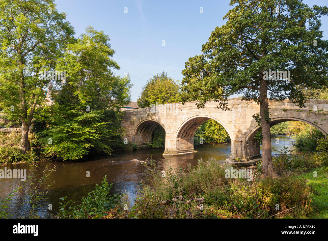 Il fiume Derwent durante l'autunno, attraversato dal ponte Bubnell, Baslow, Derbyshire, Peak District, England, Regno Unito Foto Stock