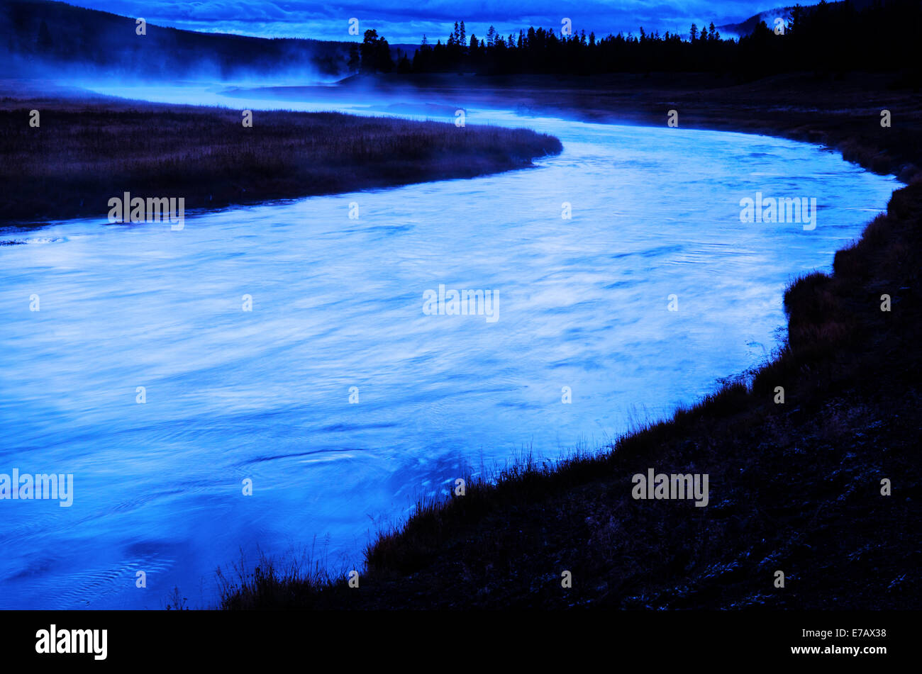 Deserto fiume in mattina presto con aumento di vapore dalla superficie Foto Stock