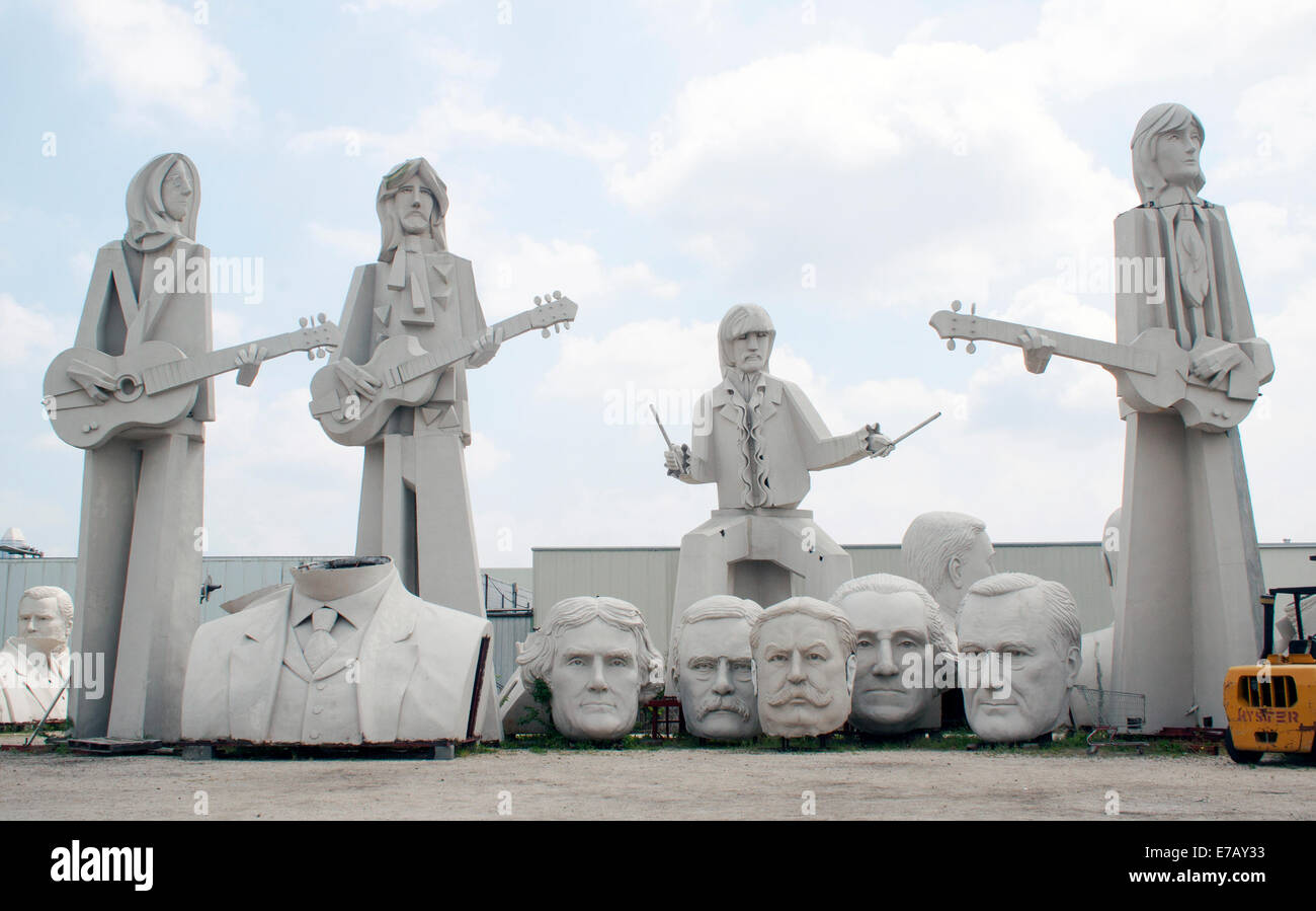 I giganti Beatles di David Adickes e le sculture della testa presidenziale di Houston fondono cultura pop e tributo civico in audace cemento. Foto Stock