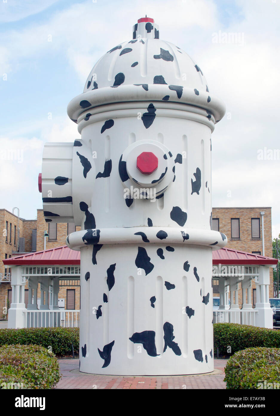 Il Giant Dalmatian Fire Hydrant di Beaumont, Texas, è un giocoso tributo ai vigili del fuoco, combinando l'iconico idrante del fuoco con l'amata Dalmazia Foto Stock