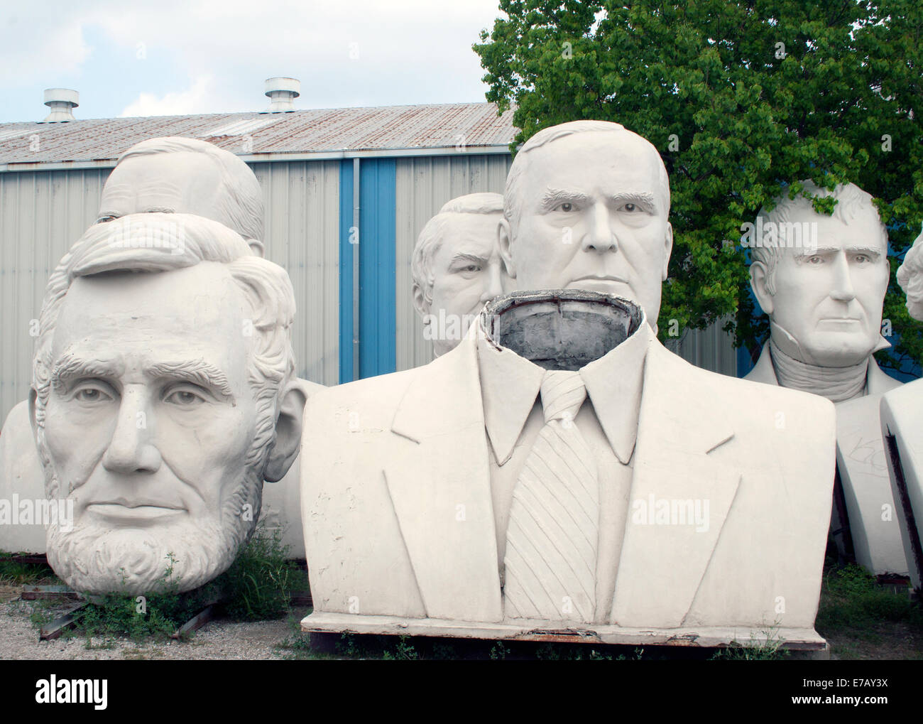 La "Mount Rush Hour" di Houston ospita giganteschi presidenti di cemento presso l'American Statimanship Park, un tributo umoristico ai leader degli Stati Uniti. Foto Stock La "Mount Rush Hour" di Houston ospita giganteschi presidenti di cemento presso l'American Statimanship Park, un tributo umoristico ai leader degli Stati Uniti. Foto Stock