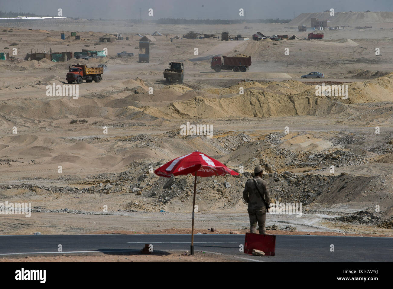 Ismailia, Egitto. 7 Sep, 2014. Un soldato egiziano custodisce un sito di costruzione del progetto di aggiornamento del Canale di Suez a Ismailia, Egitto, Sett. 7, 2014. Egitto progettò di costruire un nuovo 72-chilometro canal accanto all'originale Canale di Suez. La nuova via navigabile dovrebbe contribuire a ravvivare in Egitto economia in difficoltà aumentando il traffico delle navi entrate, adescano enormi investimenti stranieri e la creazione di migliaia di opportunità di lavoro. © cui Xinyu/Xinhua/Alamy Live News Foto Stock