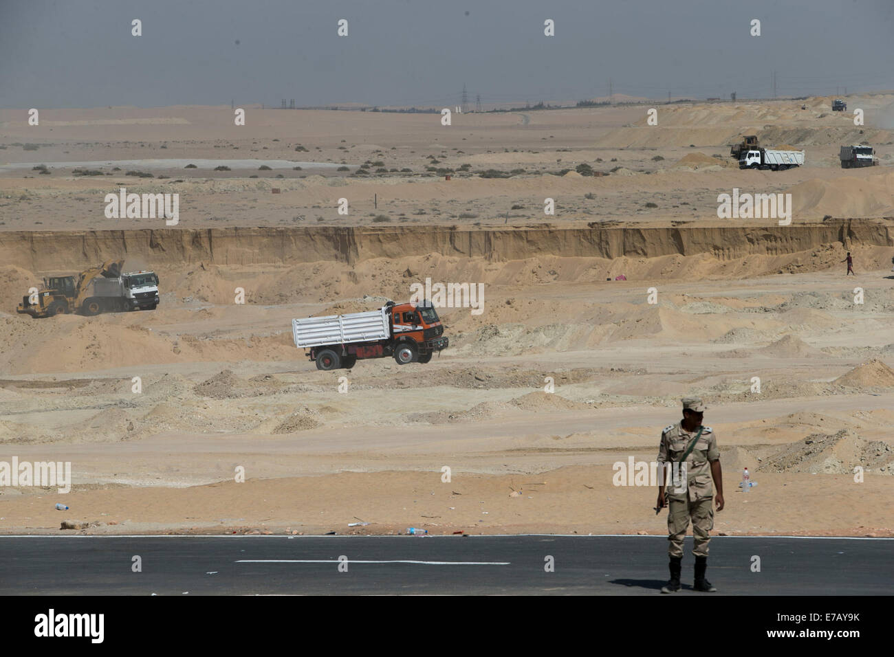 Ismailia, Egitto. 7 Sep, 2014. Un soldato egiziano custodisce un sito di costruzione del progetto di aggiornamento del Canale di Suez a Ismailia, Egitto, Sett. 7, 2014. Egitto progettò di costruire un nuovo 72-chilometro canal accanto all'originale Canale di Suez. La nuova via navigabile dovrebbe contribuire a ravvivare in Egitto economia in difficoltà aumentando il traffico delle navi entrate, adescano enormi investimenti stranieri e la creazione di migliaia di opportunità di lavoro. © cui Xinyu/Xinhua/Alamy Live News Foto Stock