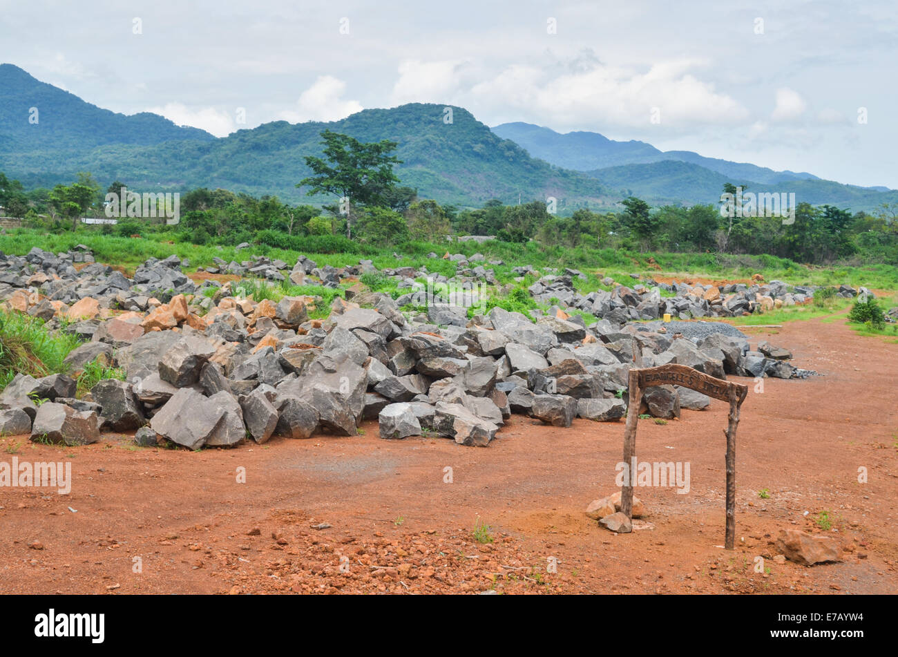 Pietre per essere schiacciata sulla penisola strada vicino a Freetown in Sierra Leone Foto Stock