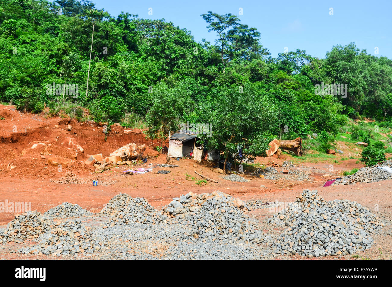 Manuale per la frantumazione della pietra attività, Sierra Leone Foto Stock