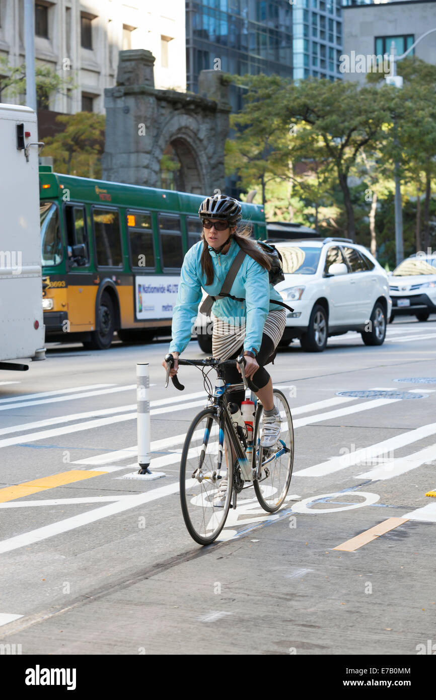 Seattle, Washington, Stati Uniti d'America. Undicesimo Sep, 2014. Donna in bicicletta sulla Seconda Avenue lungo la seconda Avenue protetti Pista Ciclabile progetto dimostrativo - Seattle, King County, Washington, Stati Uniti d'America. 8 settembre 2014 Seattle Dipartimento dei Trasporti ha aperto il protetto bike lane sulla Seconda Avenue tra Pike Street e Yesler modo. Il progetto include anche i segmenti di Pike Street tra la prima e la seconda avenue e sul modo Yesler tra Second Avenue e Occidental modo. Credito: Paolo Gordon/Alamy Live News Foto Stock