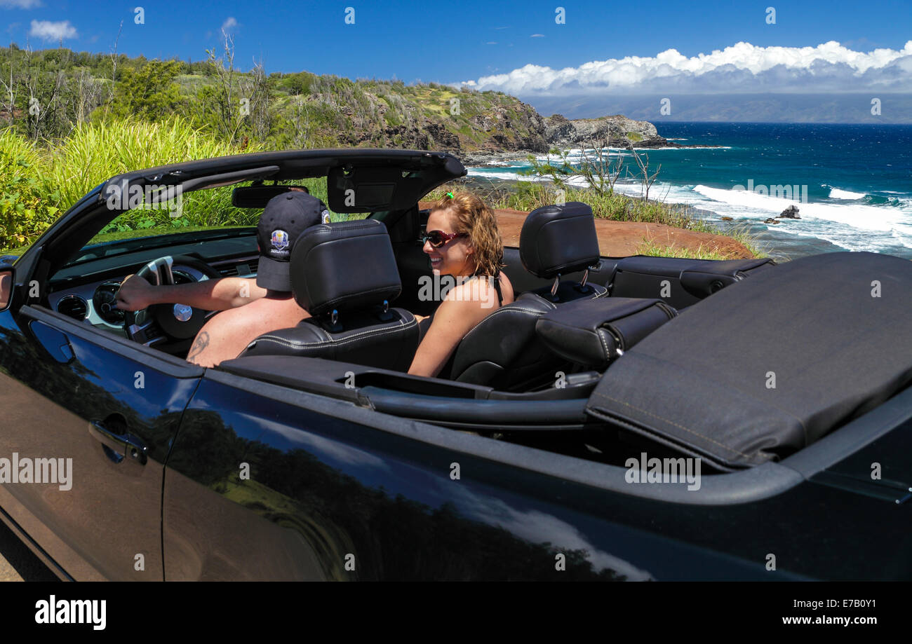 Matura nel convertibile ad esplorare la Maui Foto Stock