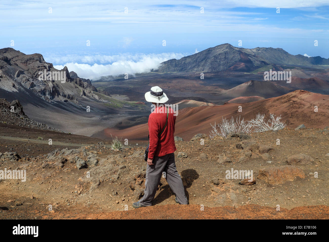 Escursionista sulle sabbie di scorrimento Trail a Haleakala National Park a Maui Foto Stock