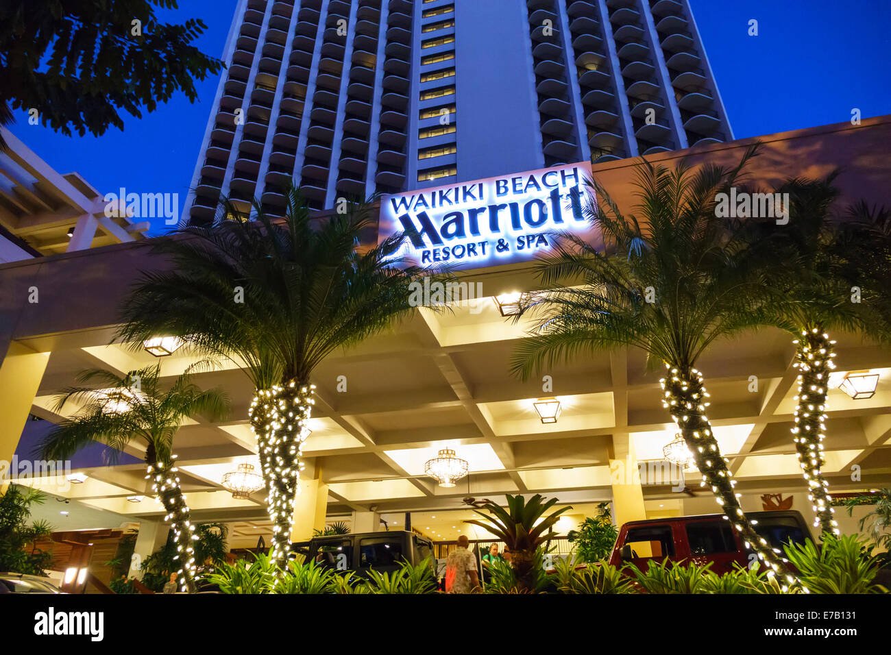 Honolulu Hawaii,Oahu,Hawaiian,Waikiki Beach,resort,Marriott Waikiki Beach Resort & Spa,hotel,fronte,ingresso,sera,notte,USA,Stati Uniti,Stati Uniti,America Foto Stock