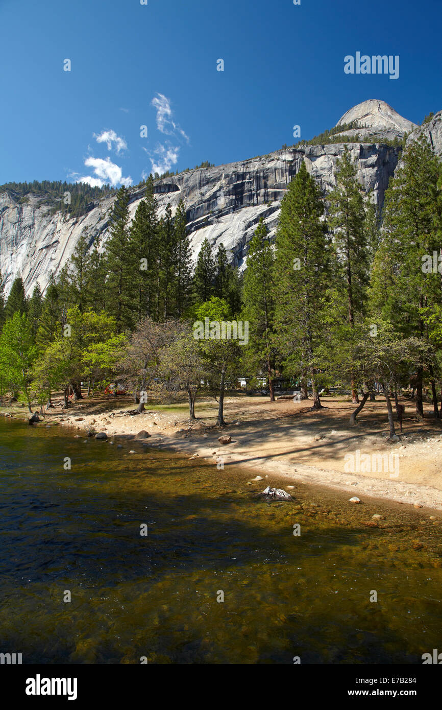 Merced River e il nord di pini campeggio, Yosemite Valley, Yosemite National Park, California, Stati Uniti d'America Foto Stock