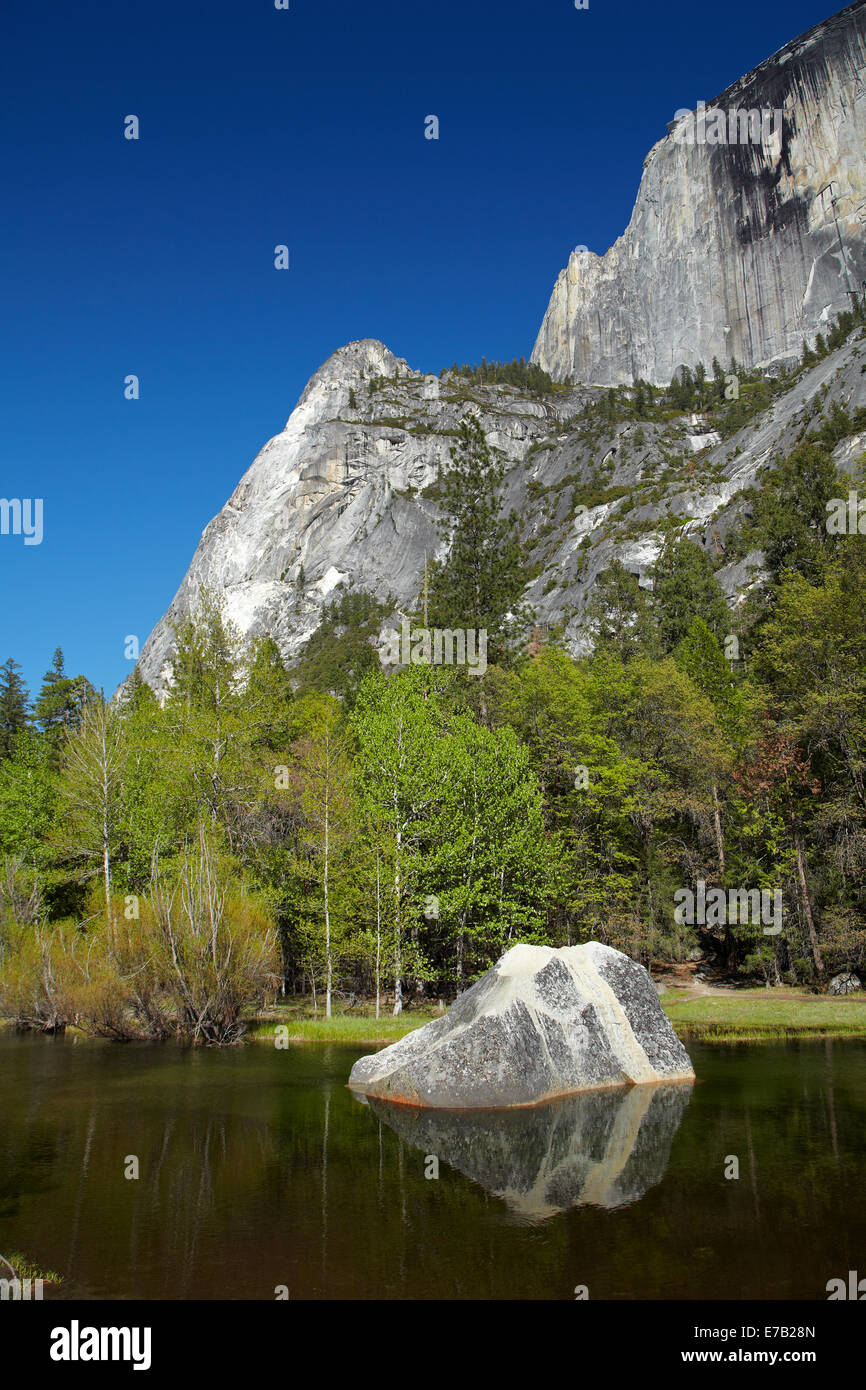 Nord ovest volto di mezza cupola, e Mirror Lake, il Parco Nazionale Yosemite in California, Stati Uniti d'America Foto Stock