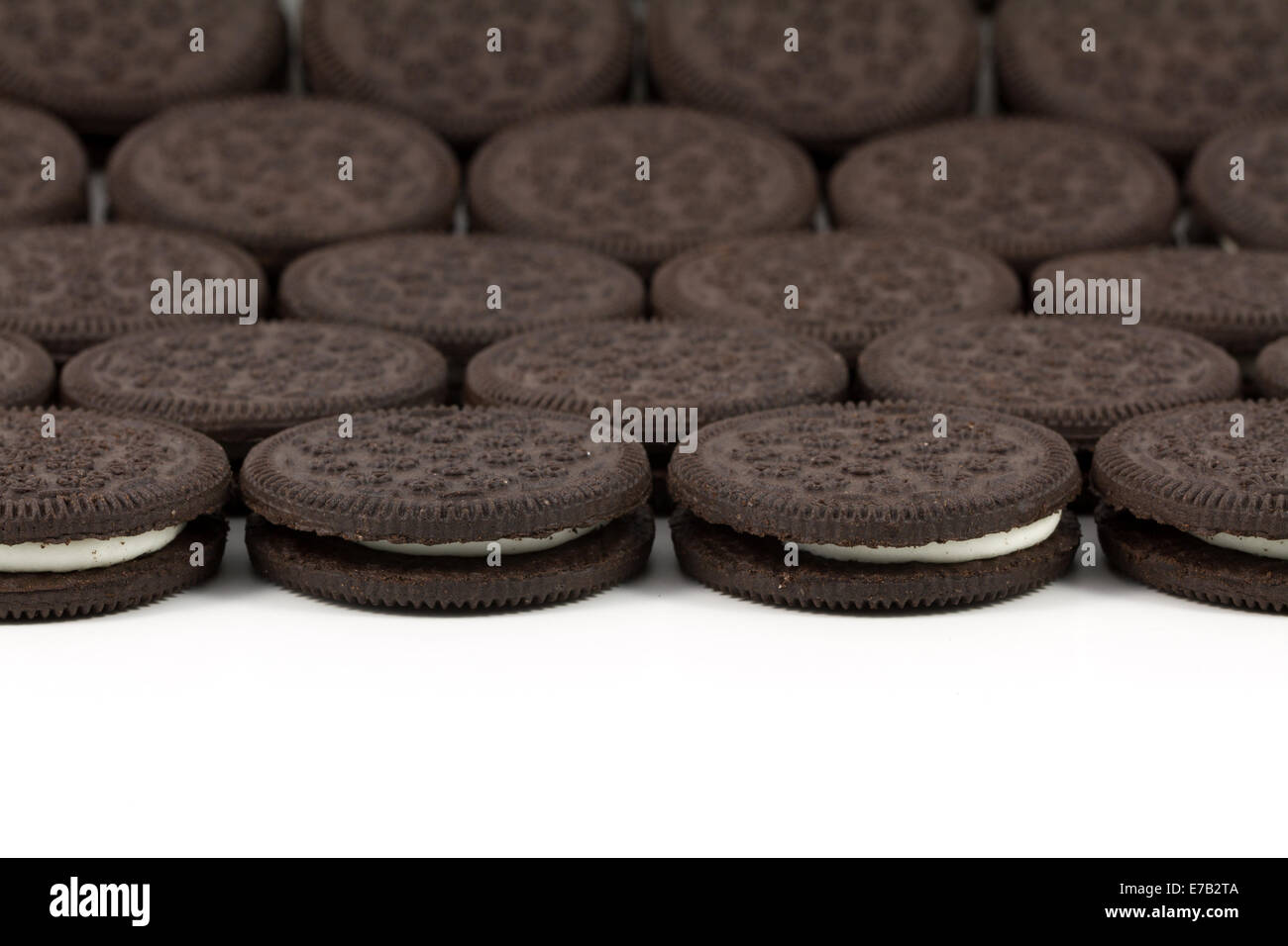 Biscotti al cioccolato con ripieno di panna su sfondo bianco Foto Stock