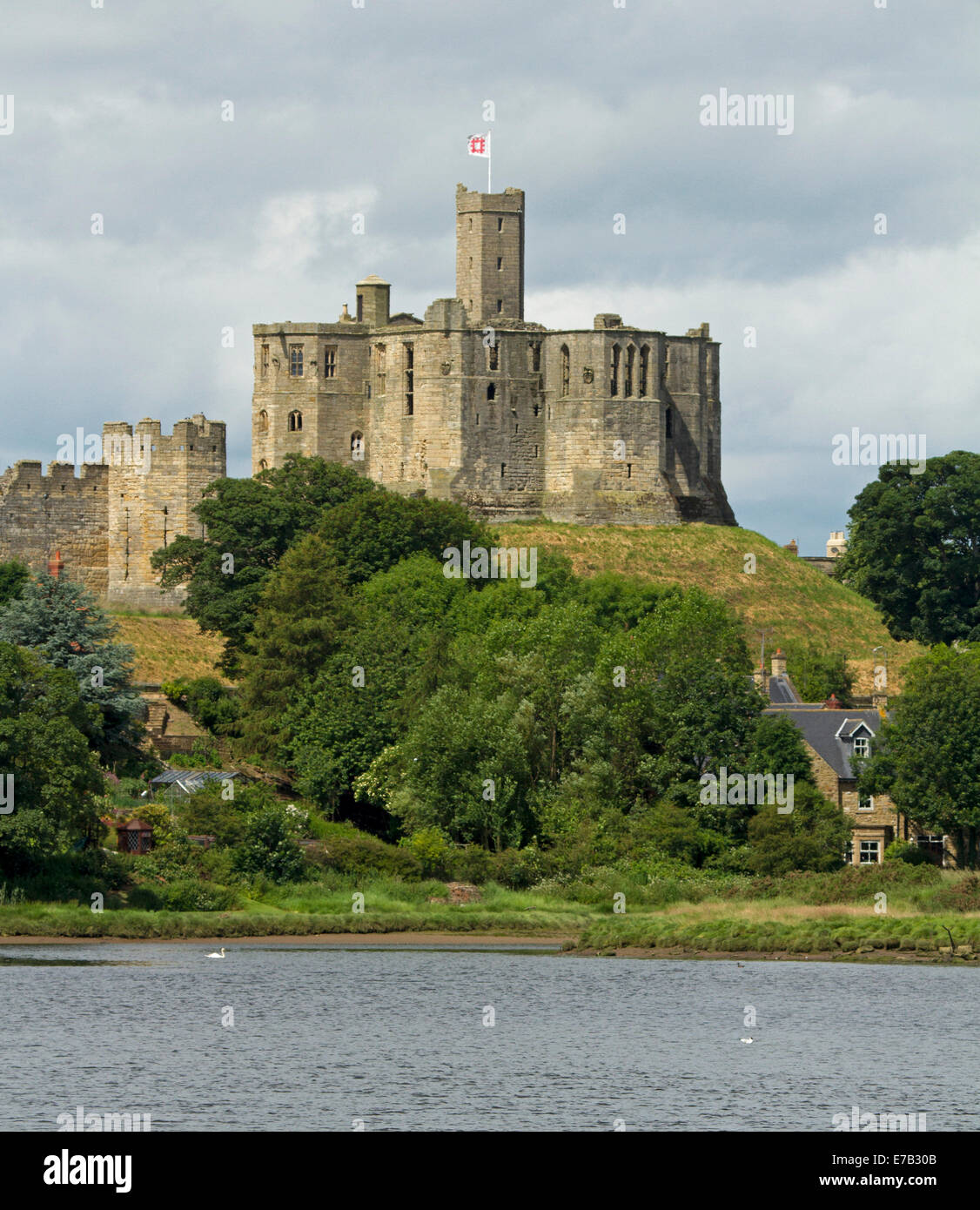 Storica del XII secolo il castello di Warkworth situato sulla collina che si affaccia sul fiume Coquet in Northumberland, Inghilterra Foto Stock