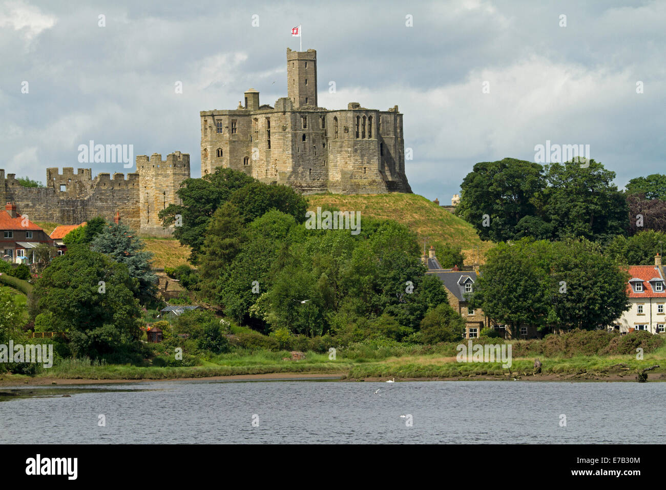 Storica del XII secolo il castello di Warkworth situato sulla collina che si affaccia sul fiume Coquet in Northumberland, Inghilterra Foto Stock