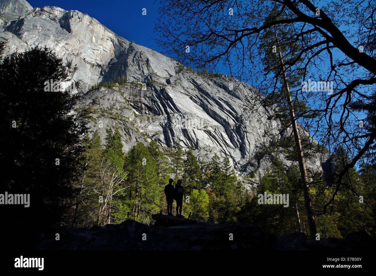 Turisti e a nord-ovest di fronte di Half Dome, vicino a specchio, Lago Tenaya Canyon, il Parco Nazionale di Yosemite in California, Stati Uniti d'America Foto Stock
