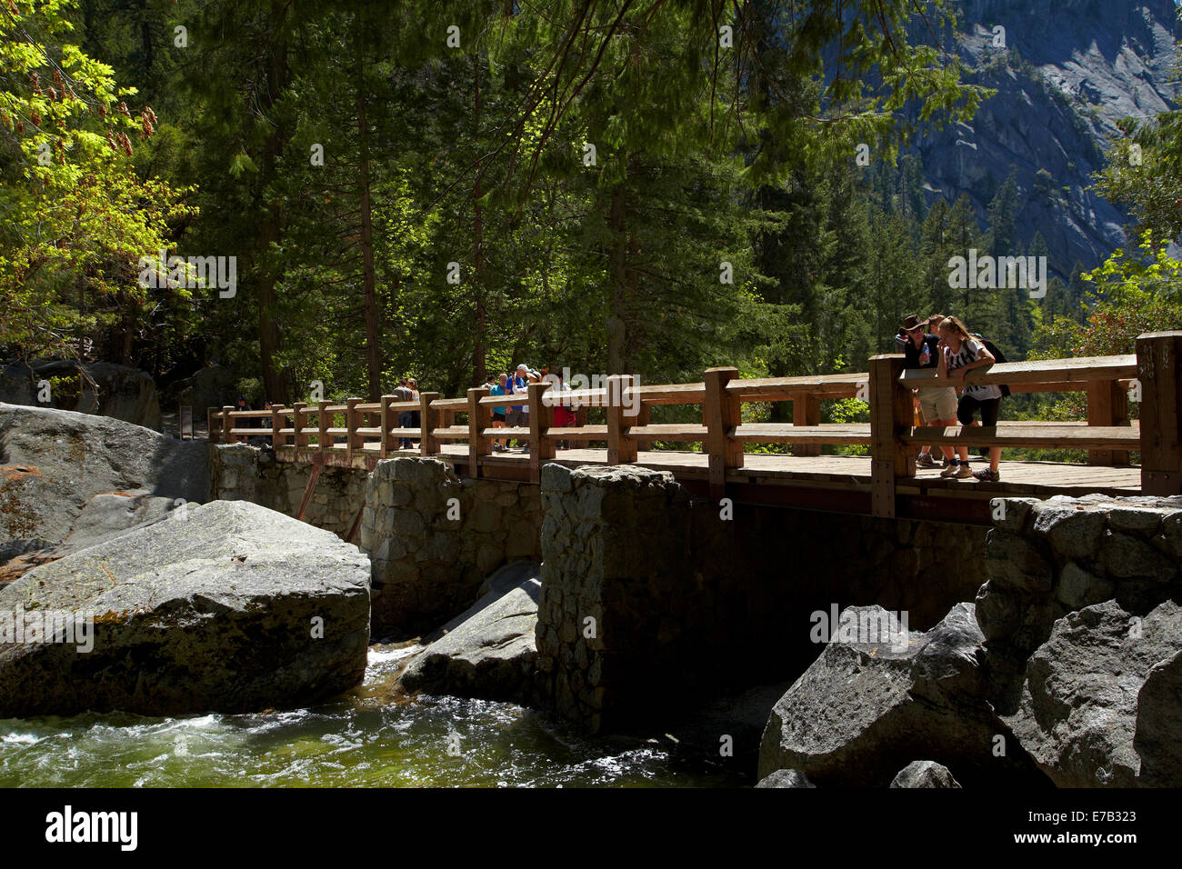 Il Footbridge attraverso fiume Merced, sul sentiero di nebbia, Yosemite National Park, California, Stati Uniti d'America Foto Stock