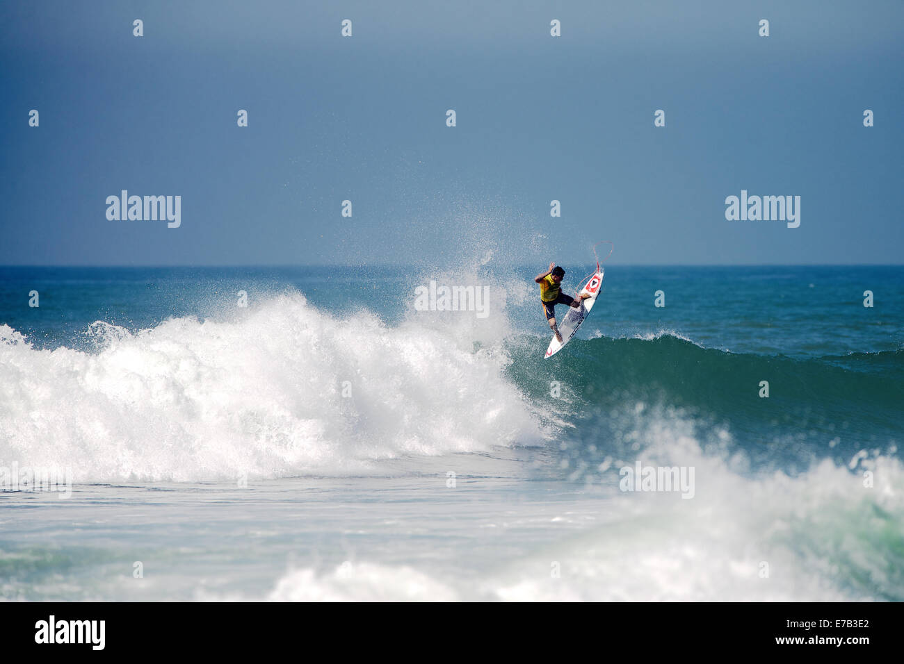 San Clemente, California, Stati Uniti d'America. 11 Settembre, 2014. Il mondo attuale classificato #1 surfer Gabriel Medina surf nella prima giornata di gara in ASP WCT Hurley Pro, situato in basso a tralicci, San Clemente, CA il 11 settembre 2014. Credito: Benjamin Ginsberg/Alamy Live News Foto Stock