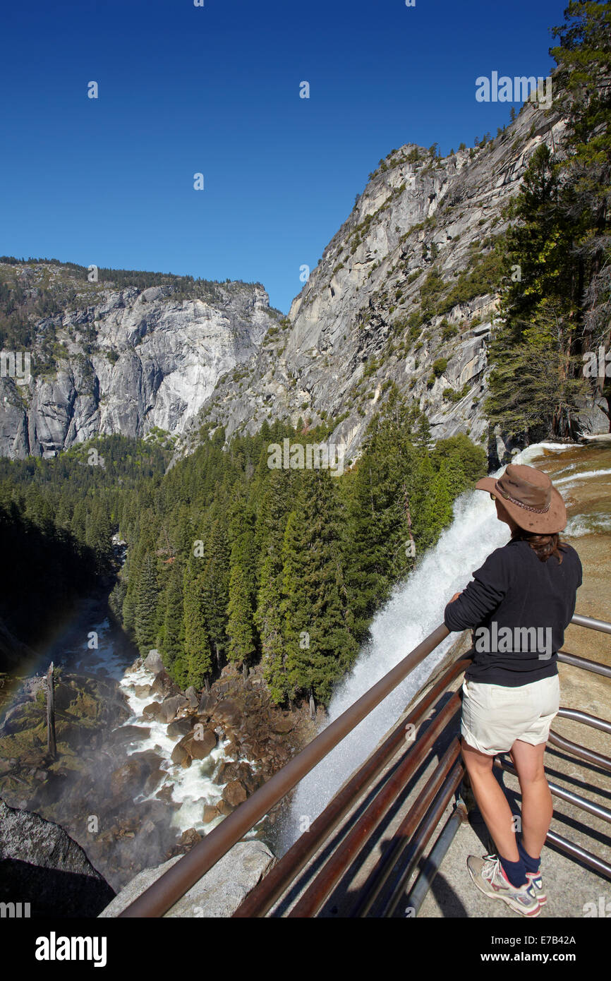 Turistico a caduta primaverile, la nebbia Trail, Yosemite National Park, California, Stati Uniti d'America Foto Stock