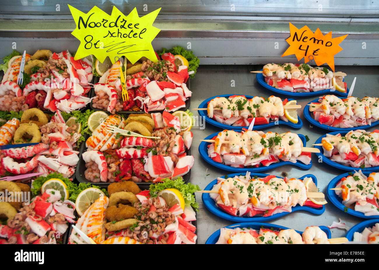 Piatti di mare per la vendita nel Mare del Nord porto e stazione balneare di Ostenda, Belgio Foto Stock