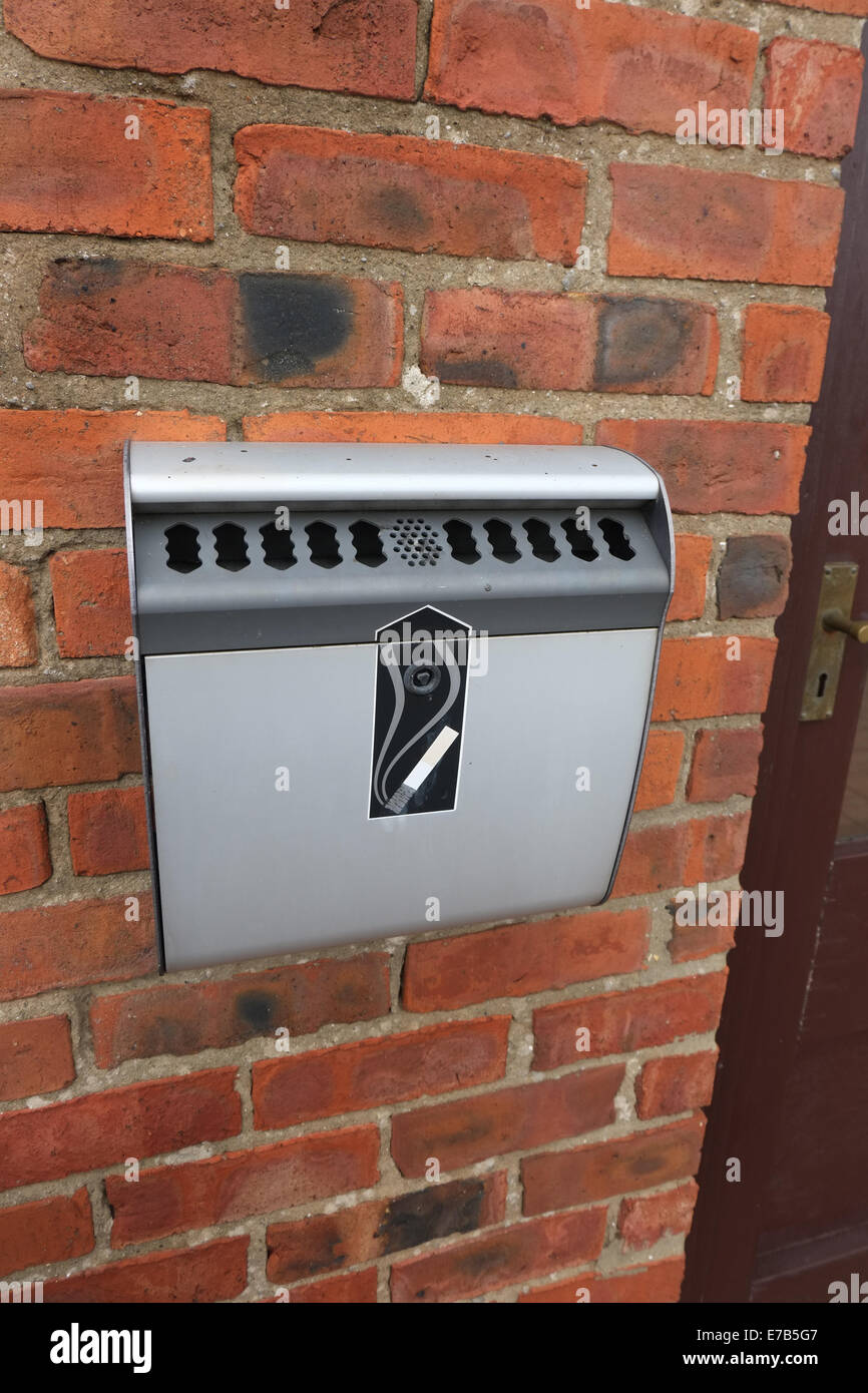 Smaltimento di sigaretta scatola su public house wall. Foto Stock