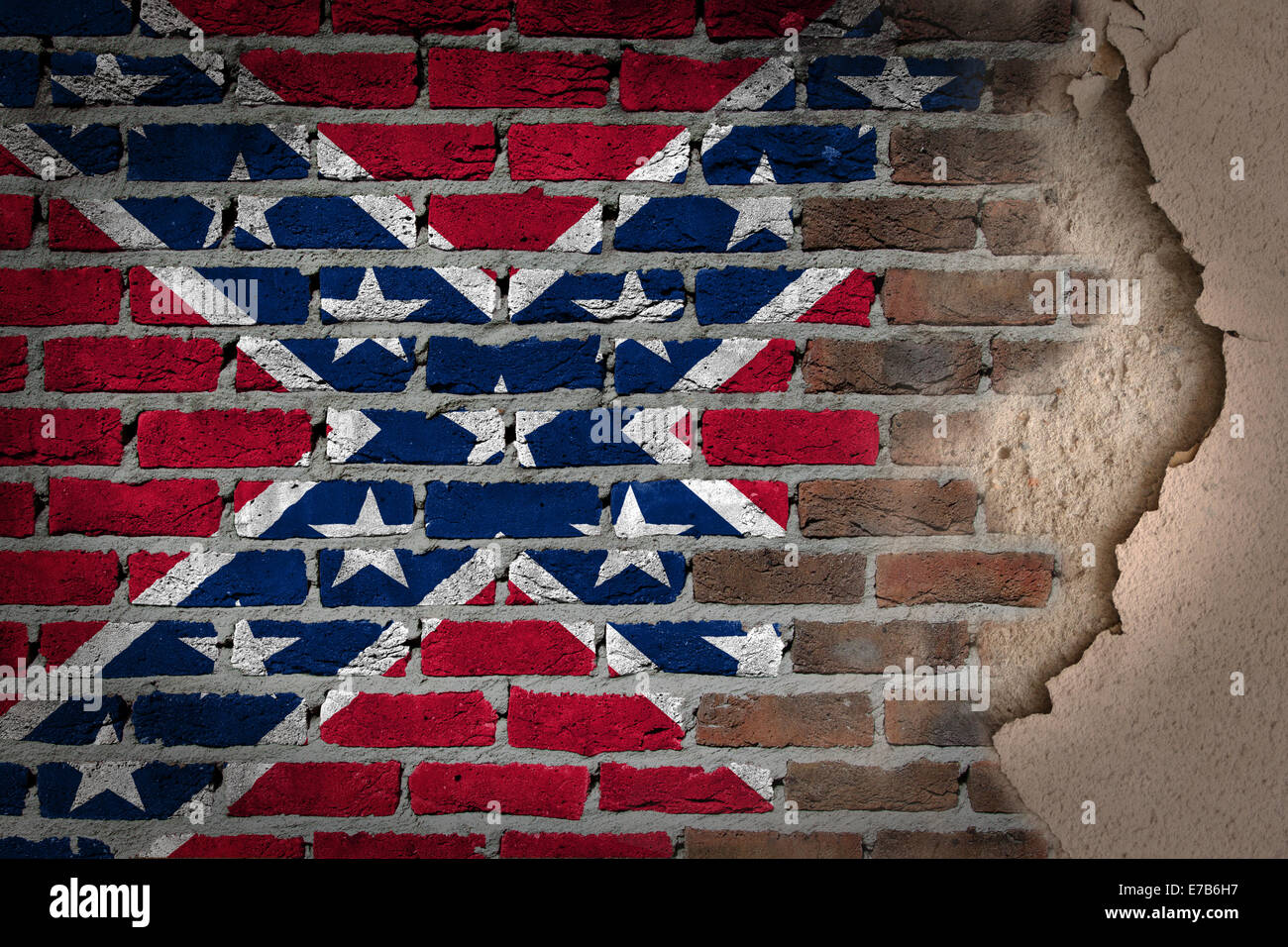Dark muro di mattoni texture con gesso - bandiera dipinta sulla parete - bandiera Confederate Foto Stock