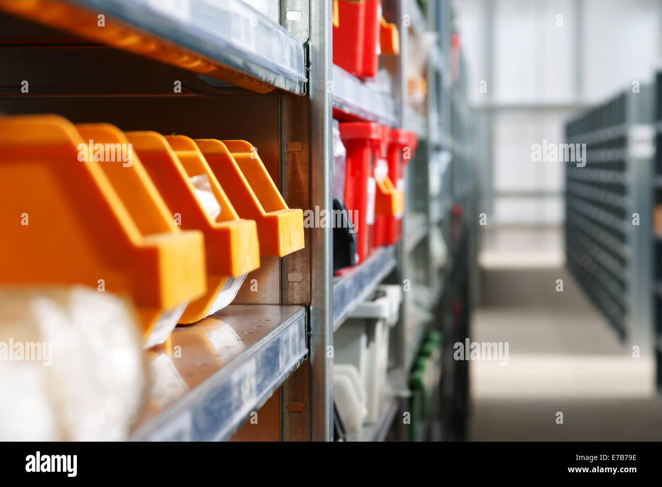 Contenitori di archiviazione e rack in un magazzino shot con il fuoco selettivo Foto Stock