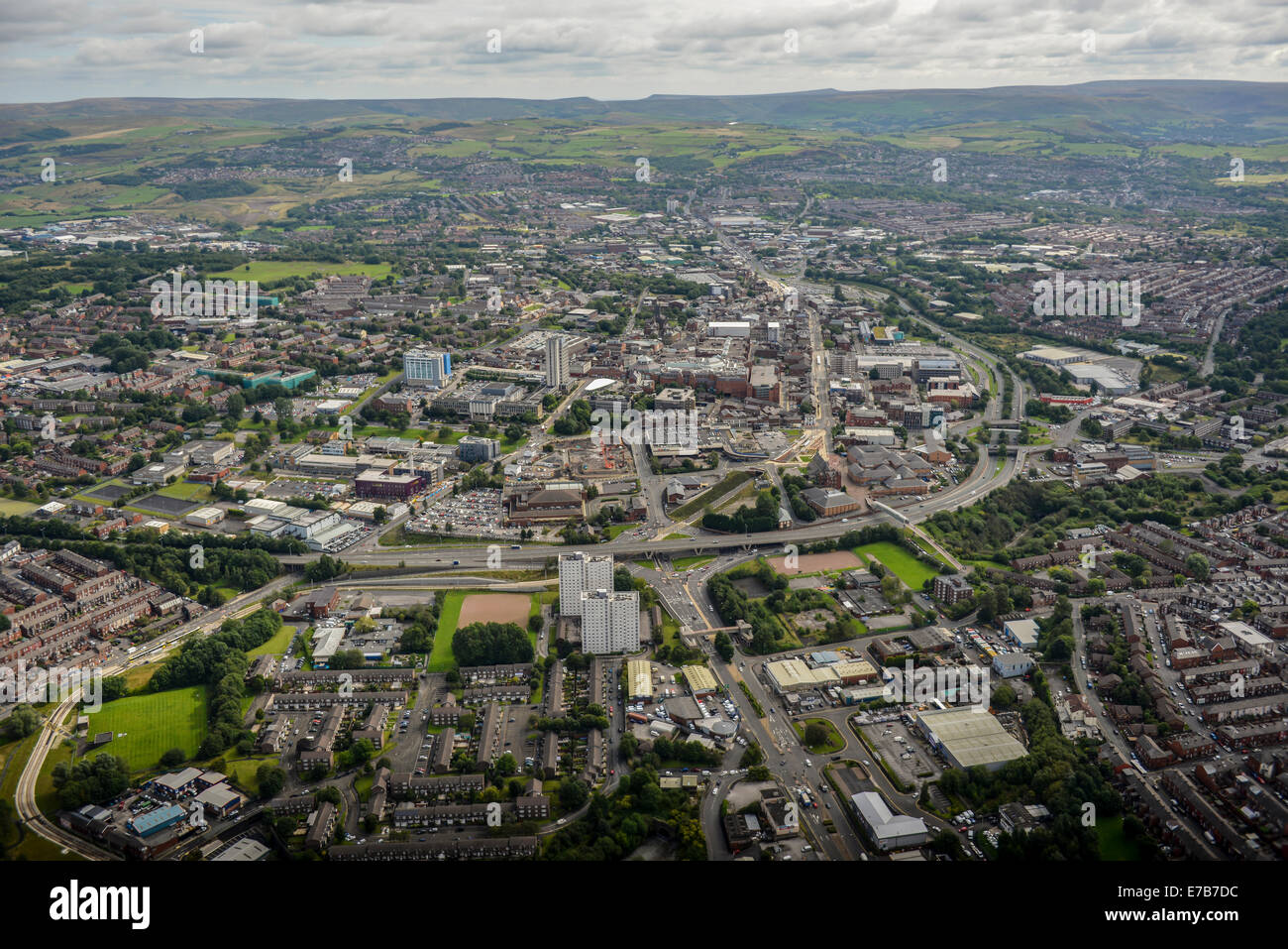 Una veduta aerea attraverso il centro di Oldham, Greater Manchester. In aperta campagna è visibile in lontananza. Foto Stock