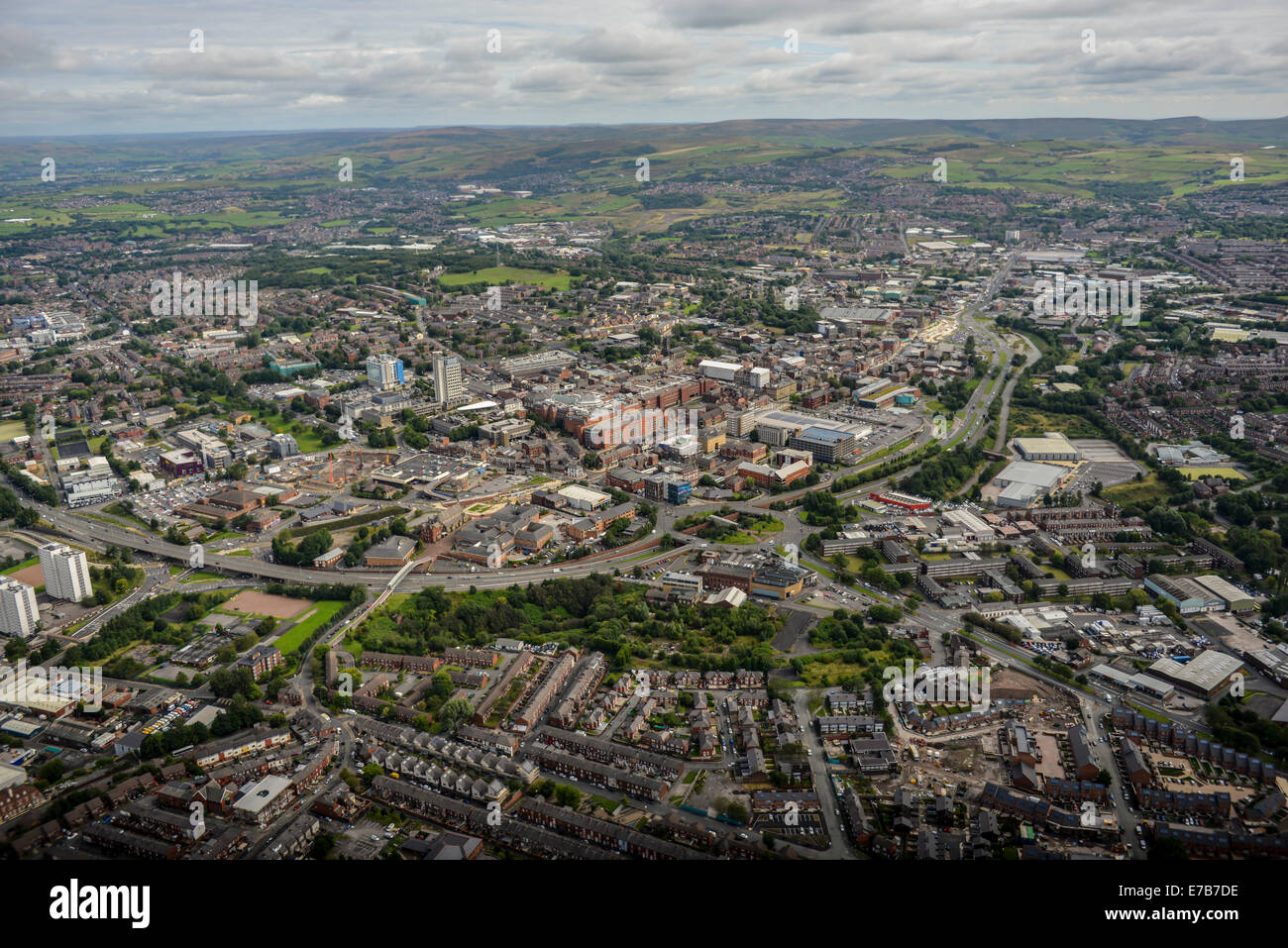 Una veduta aerea attraverso il centro di Oldham, Greater Manchester. In aperta campagna è visibile in lontananza. Foto Stock