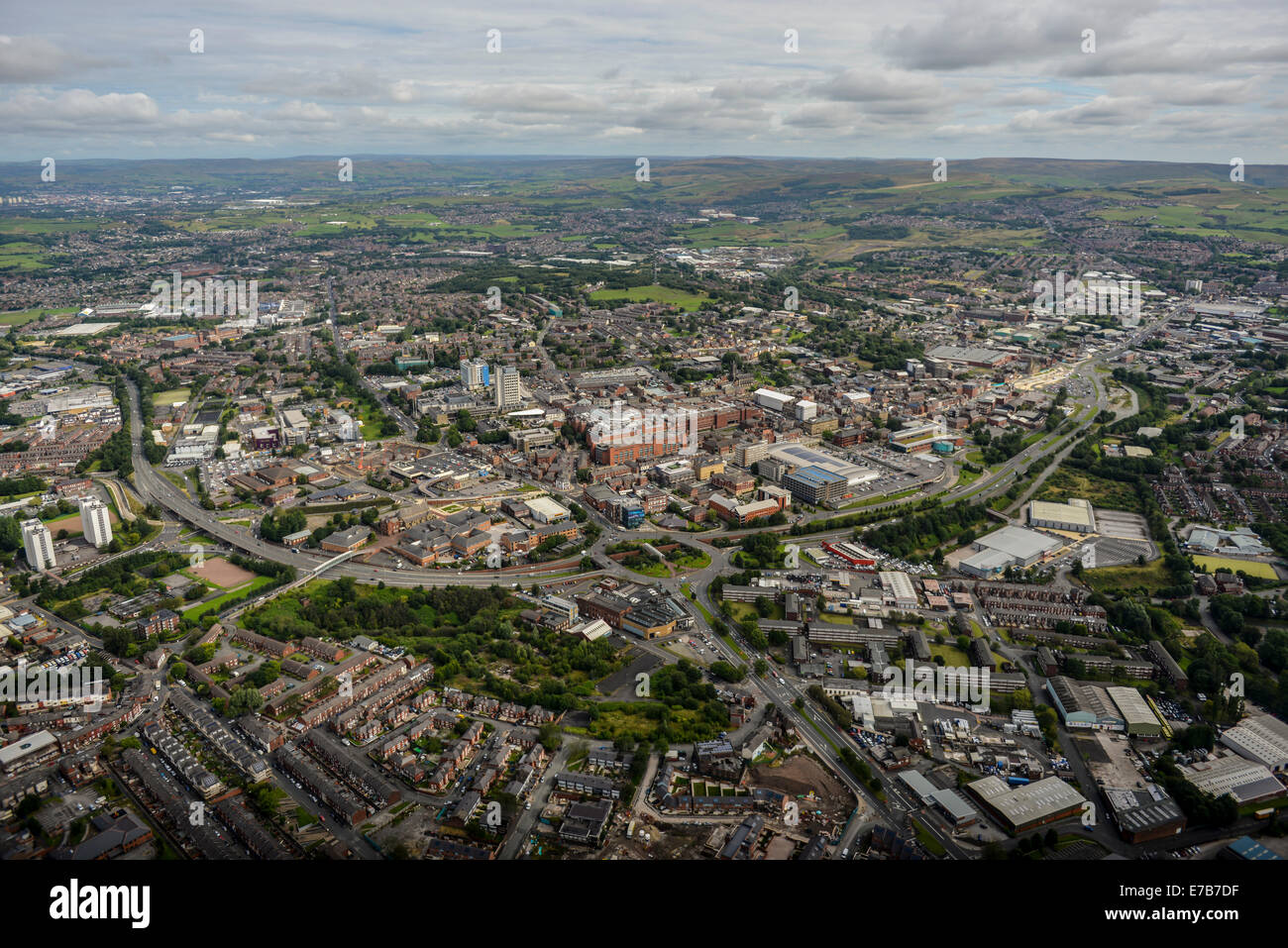 Una veduta aerea attraverso il centro di Oldham, Greater Manchester. In aperta campagna è visibile in lontananza. Foto Stock