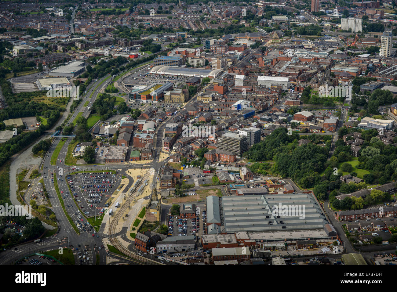 Una veduta aerea attraverso il centro di Oldham, Greater Manchester, che mostra il sistema di tram in primo piano. Foto Stock