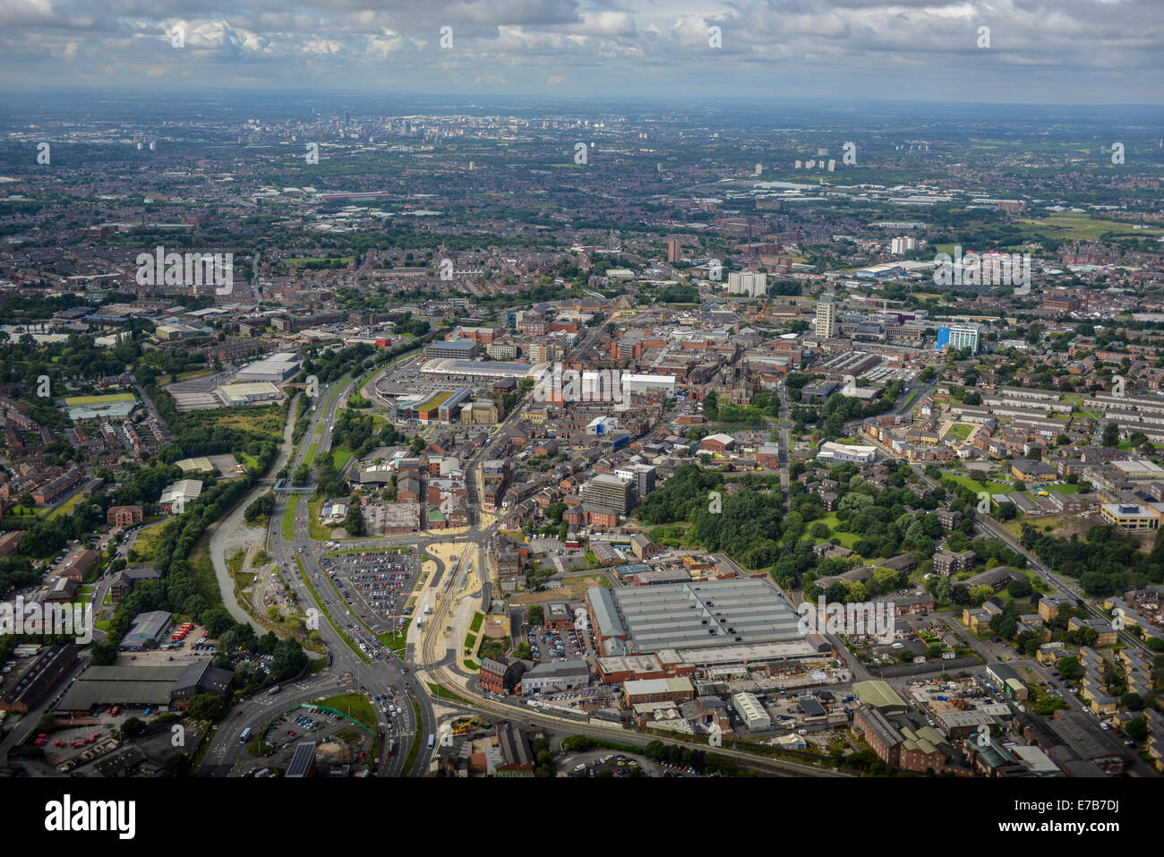 Una veduta aerea attraverso il centro di Oldham, Greater Manchester. Il centro di Manchester è visibile in lontananza. Foto Stock