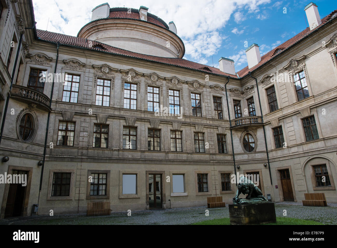 Palazzo Sternberg courtyard di Praga Repubblica Ceca, Europa centrale. Foto Stock