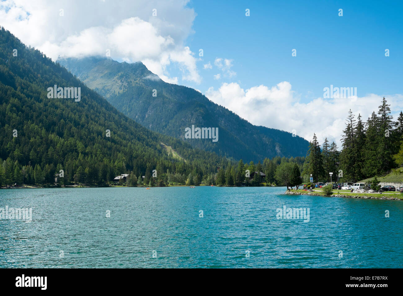 CHAMPEX, Svizzera - 30 agosto: placido lago con albero coperto montagne sullo sfondo. Il paese è uno dei Mont Blan Foto Stock