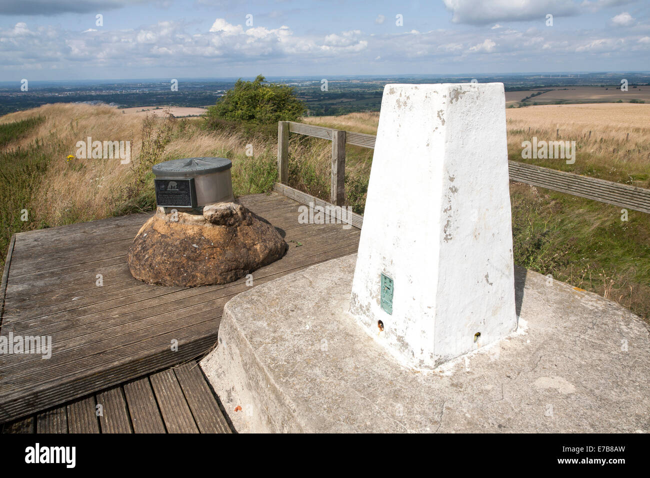 La triangolazione bianco pilastro permanente sulla cima di una collina all'interno Liddington castle hill fort, Wiltshire, Inghilterra Foto Stock