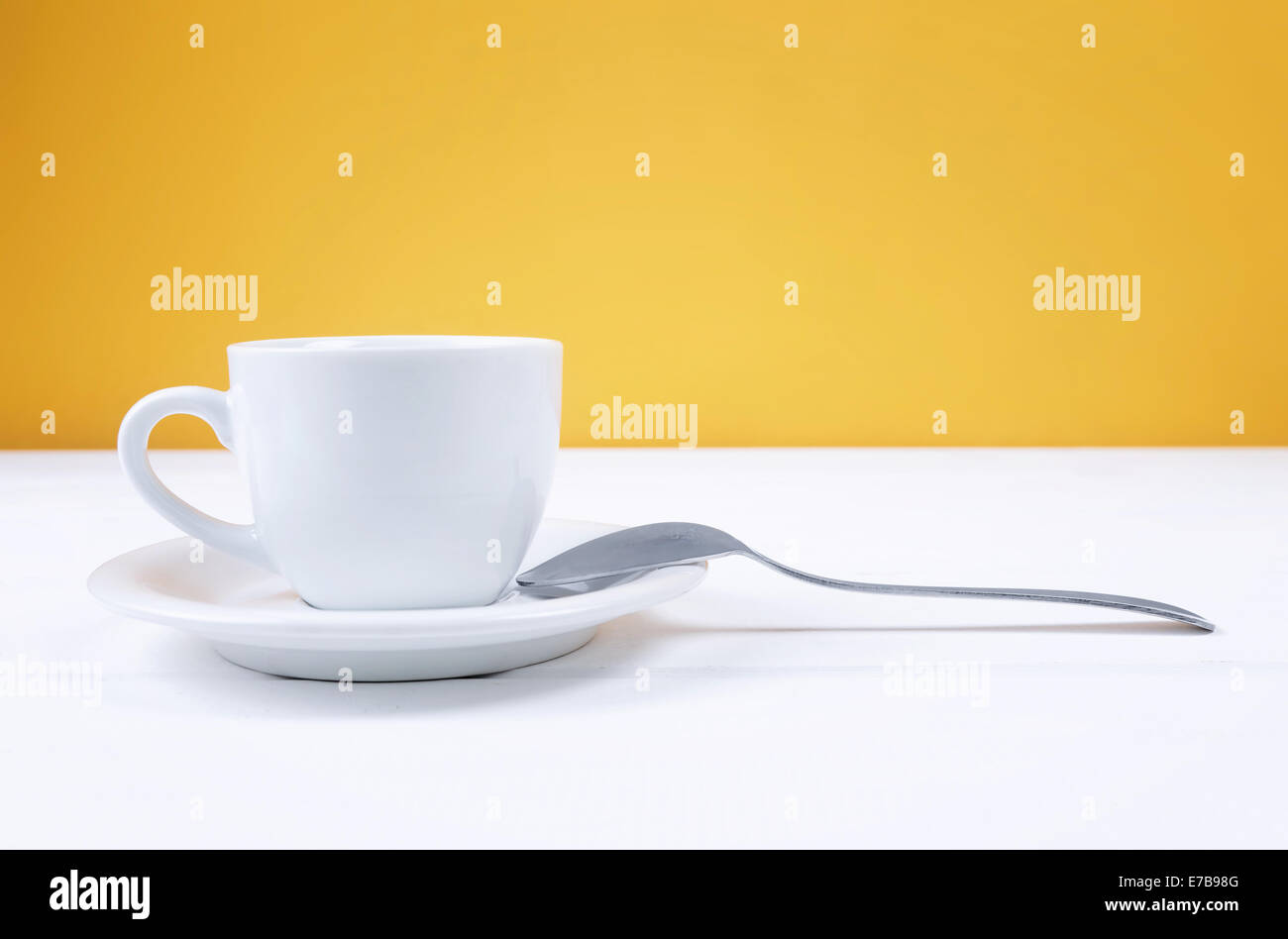 White tazza di caffè sul tavolo in legno Foto Stock