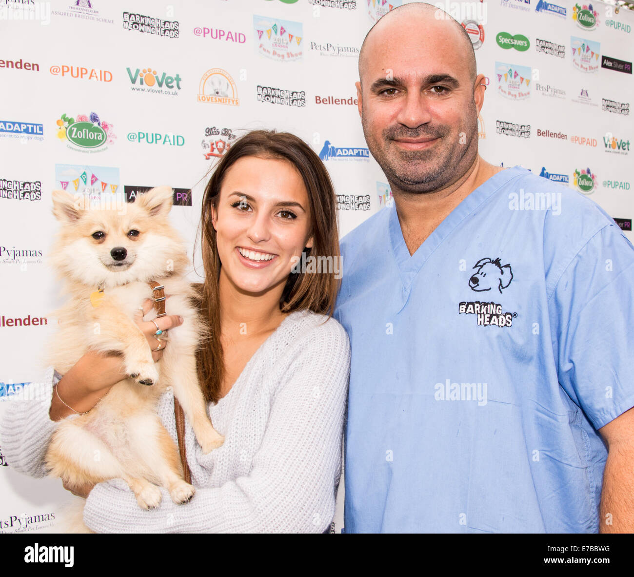 Made in Chelsea's Lucy Watson con Marc Vet. Aiuto di Pup Celebrity giudicato Dog Show su Primrose Hill Foto Stock