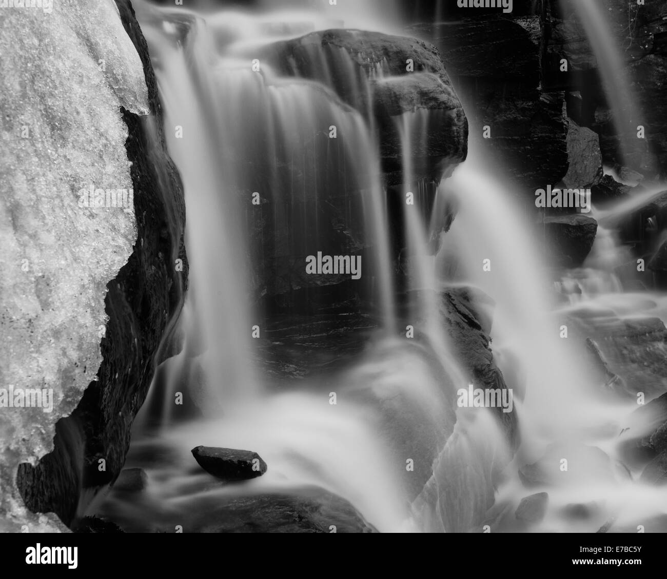 Le patch di ghiaccio su una cascata zampillante Foto Stock